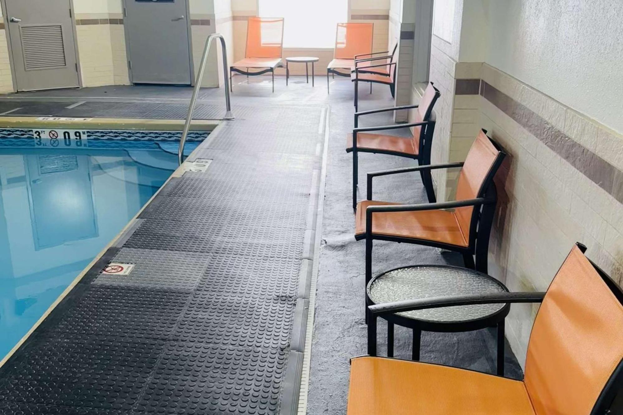 Hotel Clarion Pointe Albemarle Exterior foto